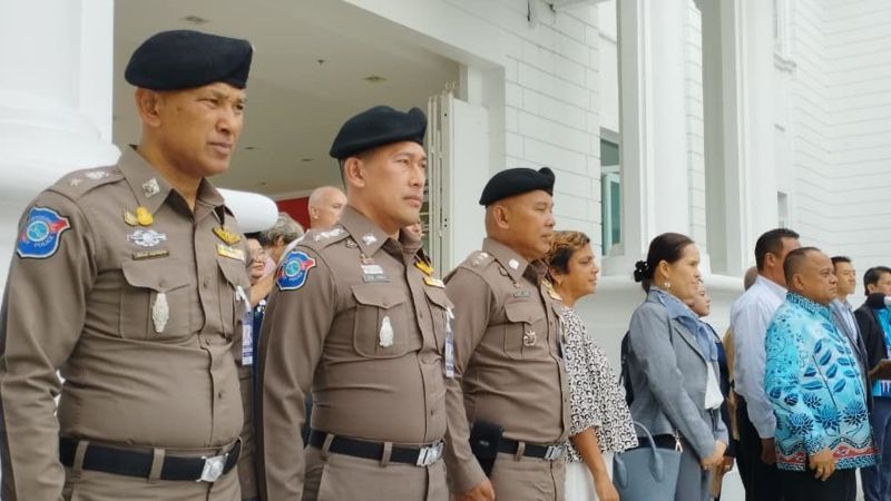 Смотр полицейских сил перед новым раундом проверок мест проживания иностранцев. Фото: PR Phuket, Phuket Immigration