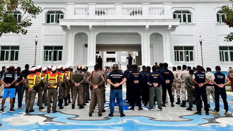 Смотр полицейских сил перед новым раундом проверок мест проживания иностранцев. Фото: PR Phuket, Phuket Immigration