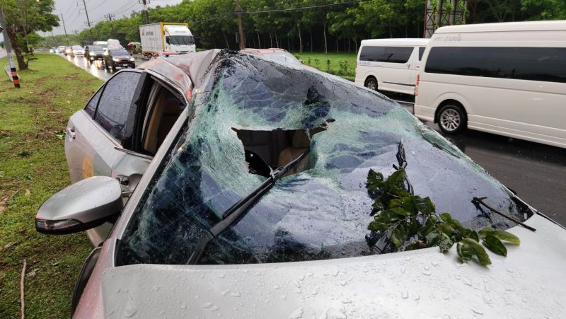Обслуживающее аэропорт такси попало в аварию на шоссе в Таланге 30 мая. Фото: Иккапоп Тхонгтуб