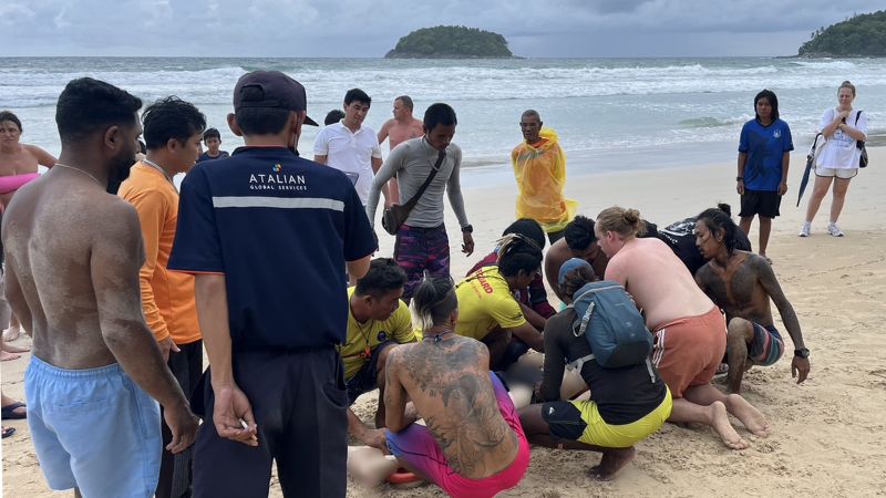 До приезда скорой помощи туристу проводили CPR на пляже, но спасти его не удалось. Фото: Karon Municipality