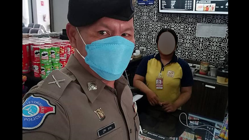 Старший сержант-майор полиции Пхукета устраняет «недопонимание правил» в аэропорту. Фото: Phuket Tourist Police