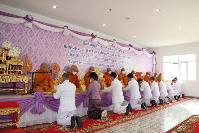 Подношение даров монахам и молитва в Phuket Provinical Hall. Фото: PR Phuket