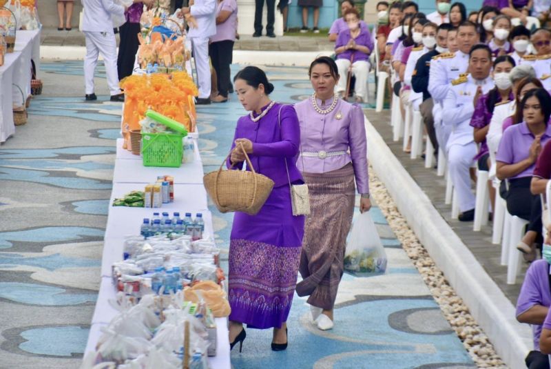 Подношение даров монахам и молитва в Phuket Provinical Hall. Фото: PR Phuket