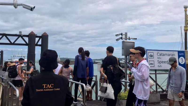 Туристы перед посадкой на катера 6 июня на пирсе в Чалонге. Запрет на выход в море для маломерных судов уже действовал. Фото: TAC Phuket