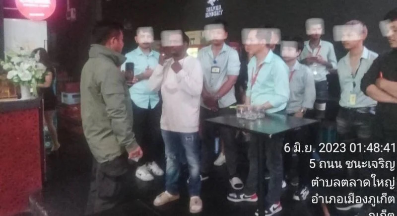 Полиция Пхукет-Тауна в ночном клубе в Пхунпоне. Фото: Mueang Phuket District Office