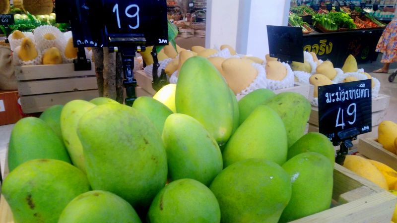 Свежие фрукты в мае стоят в среднем на 6,58% дороже, чем год назад. А вот овощи подорожали на 23,48%. Фото: The Phuket News