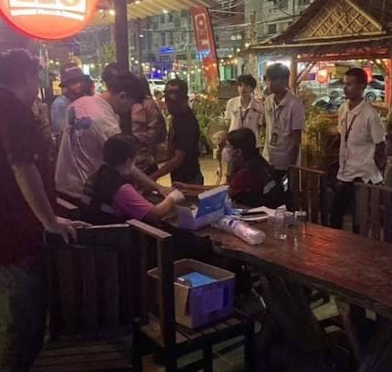 Рейд по популярным заведениям у кольцевой развязки в Чалонге. Фото: Radio Thailand Phuket