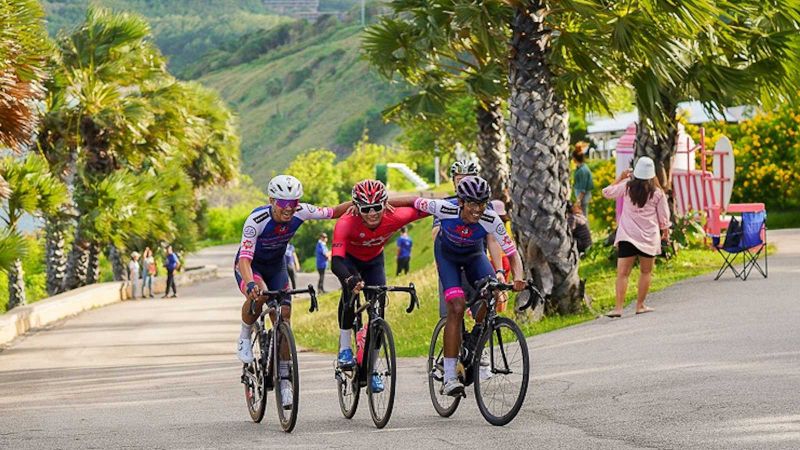 Более 100 спортсменов приняли участие в командной велогонке в Раваи. Фото: Rawai Municipality