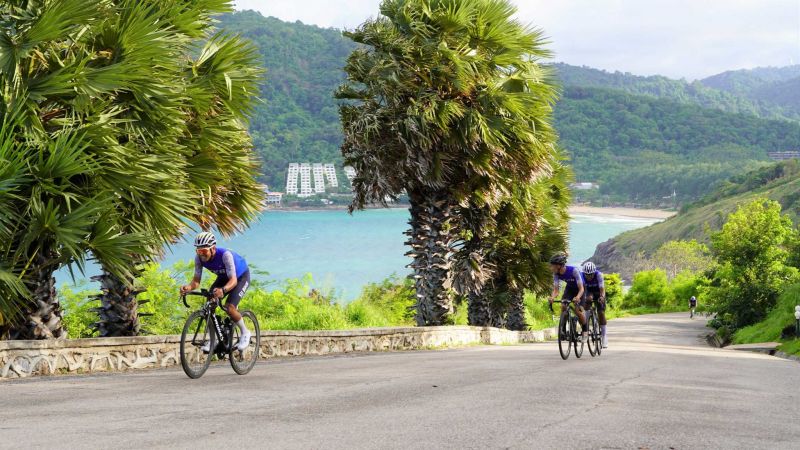 Более 100 спортсменов приняли участие в командной велогонке в Раваи. Фото: Rawai Municipality