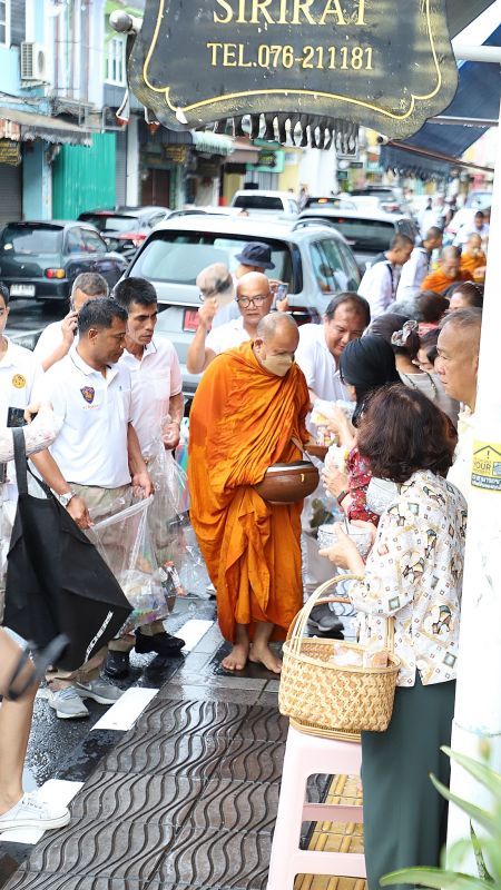 Губернатор Пхукета, Пхра Наронг Натхапало (Вунсиеу) на улицах Пхукет-Тауна утром 10 сентября. Фото: Phuket City Municipality