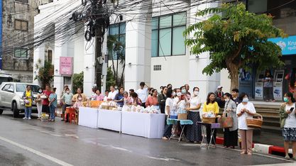 Губернатор Пхукета, Пхра Наронг Натхапало (Вунсиеу) на улицах Пхукет-Тауна утром 10 сентября. Фото: Phuket City Municipality