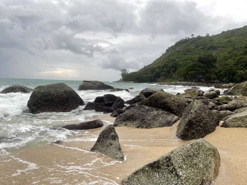 Россыпь камней на безлюдном пляже Ао-Сен в одноименной бухте за Най-Харном. Фото: Диана Серегина