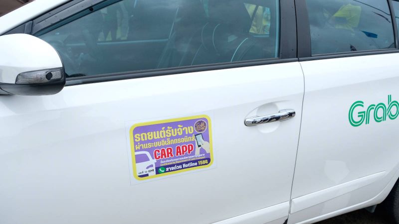 Такси Grab с подтверждающим его легальность стикерм. Таких машин на Пхукете уже 1100 штук. Фото: Sukunya Sairaya