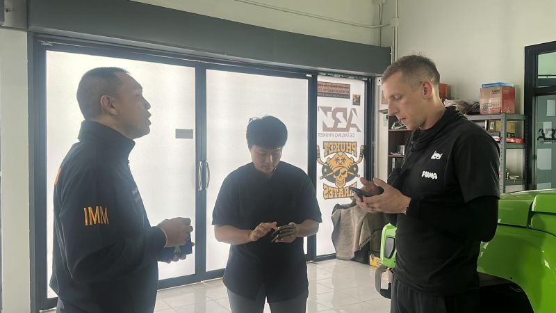 Сотрудники Иммиграционного бюро не просто пришли с проверкой в иностранную фирму, но и публично сообщили об этом, хотя не выявили нарушений. Фото: Phuket Immigration