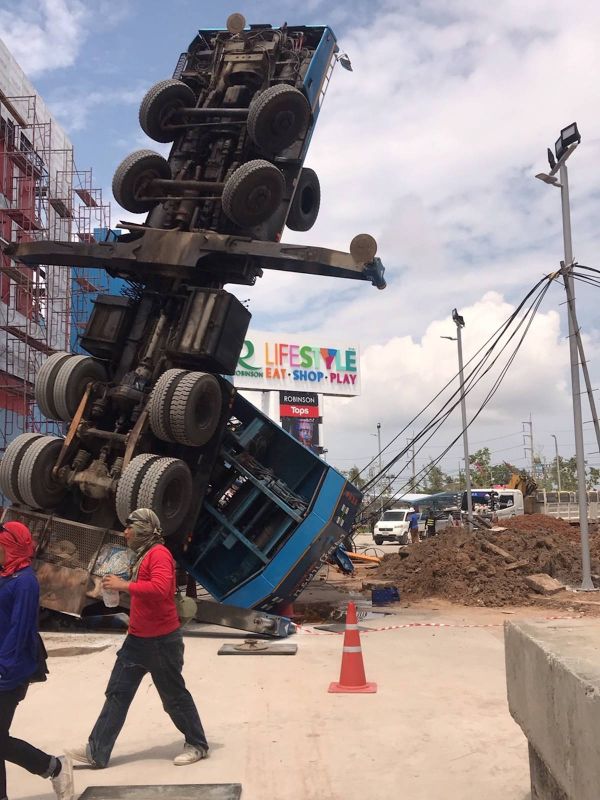 Подъемный кран упал на стройплощадке в Чалонге. Фото: Pineapple Eyes via Khao Phuket