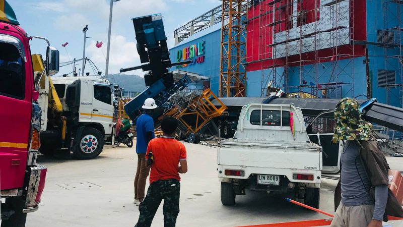 Подъемный кран упал на стройплощадке в Чалонге. Фото: Pineapple Eyes via Khao Phuket