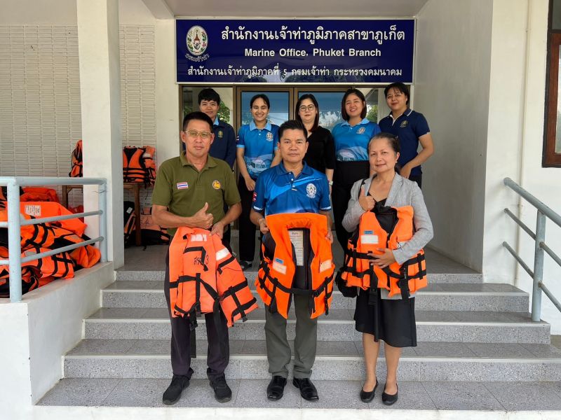 Лодочники из Раваи и с мыса Лэм-Сай получили спасжилеты от «старших товарищей». Фото: PR Phuket