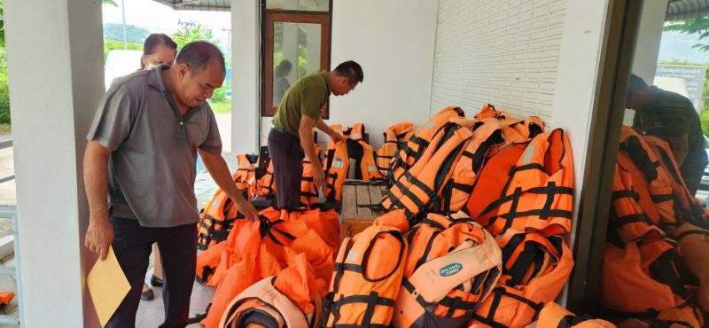 Лодочники из Раваи и с мыса Лэм-Сай получили спасжилеты от «старших товарищей». Фото: PR Phuket