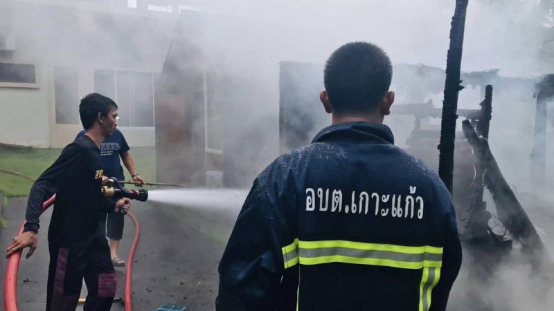 Пожар произошел в отеле на холме над школой BISP. Фото: Koh Kaew OrBorTor