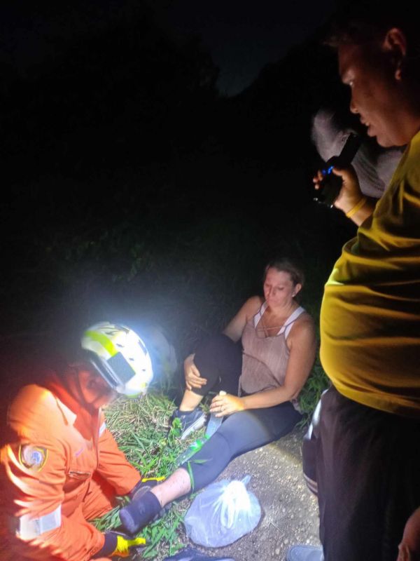 Женщина сломала ногу на мысе Кратхинг вечером 17 сентября. Фото:  Rawai Fire Station Facebook