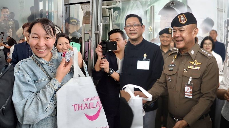 Первых безвизовых туристов из Казахстана и Китая встречали 25 сентября в аэропорту Пхукета. Фото: PR Phuket