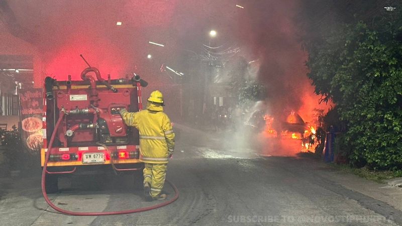 Седан Chevrolet Aveo сгорел в Чалонге вечером 20 ноября. Фото: Иккапоп Тхонгтуб